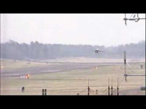 Youtube: Saab JAS-39 Gripen crashing in landing