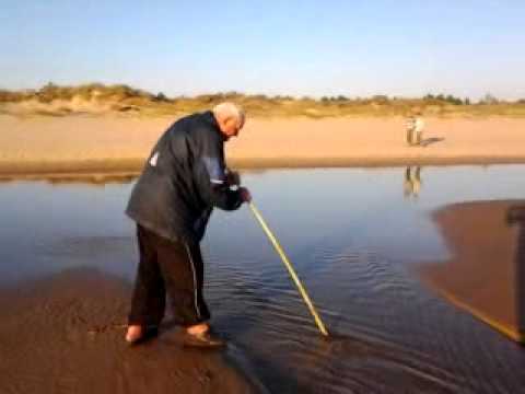 Youtube: opa springt über pfütze