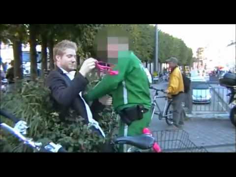 Youtube: Betrunkener Penner bedroht Polizisten mit Dildo & Unterwäsche