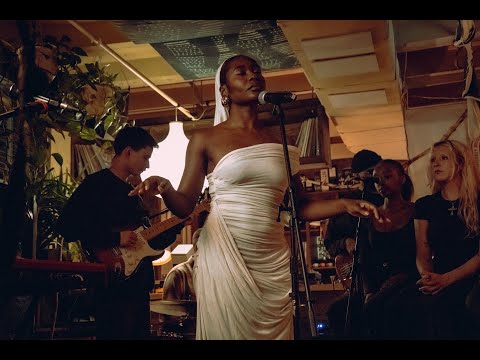 Youtube: amaka. - want you more | Live in Toronto