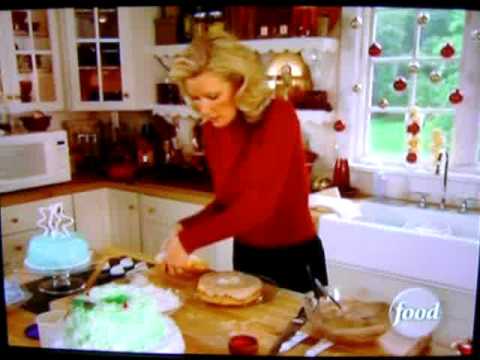 Youtube: Sandra Lee and the famous Kwanzaa Cake (Food Network)