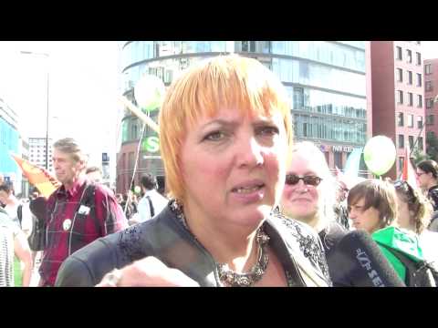 Youtube: Claudia Roth kommt bei Verteidigung von Krieg und Überwachung ins Straucheln