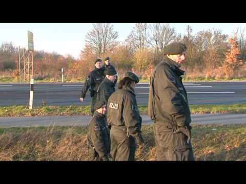 Youtube: Eine Huntertschaft der Polizei suchte in Kaarst-Büttgen nach Hinweisen zum Mordfall in Büttgen.