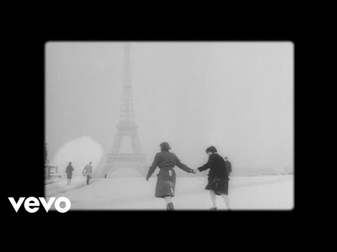 Youtube: Charles Aznavour - Noël à Paris (Official Christmas Music Video)