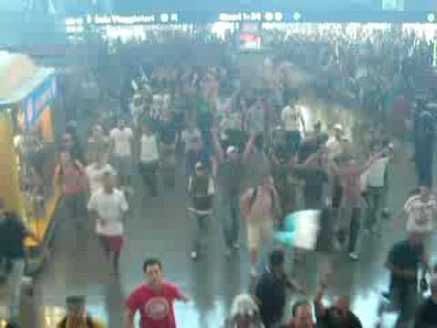 Youtube: ULTRAS NAPOLETANI ALLA STAZIONE TERMINI DI ROMA (VIDEO RARO)