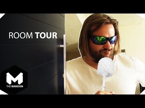 Youtube: Room Tour: Gronkh und seine Klobürste