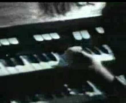 Youtube: Keith Emerson stabs knives in his Hammond-1971