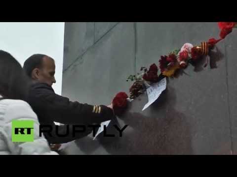 Youtube: Жители Харькова несут цветы к постаменту снесенного памятника Ленину