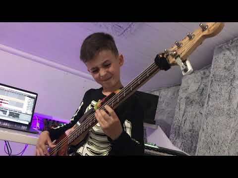 Youtube: AronTheBassist (8yrs) playing Smokie Norful - I Will Bless The Lord