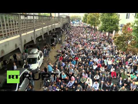 Youtube: Germany: Massive Muslim anti-IS protest closes down streets of Berlin