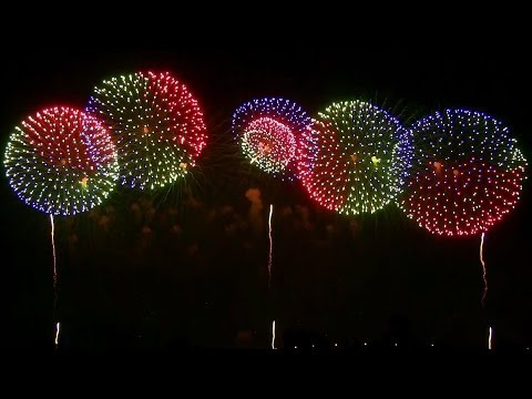 Youtube: 2013 World largest shell こうのす花火大会 鳳凰乱舞（世界一正四尺玉＆尺玉300連発）