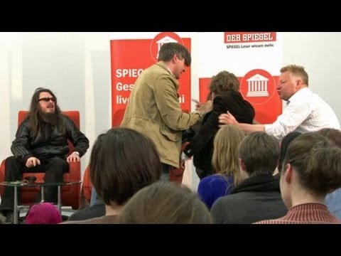 Youtube: Eklat um Jonathan Meese: Dünnpfiff und eine Glas-Attacke | DER SPIEGEL