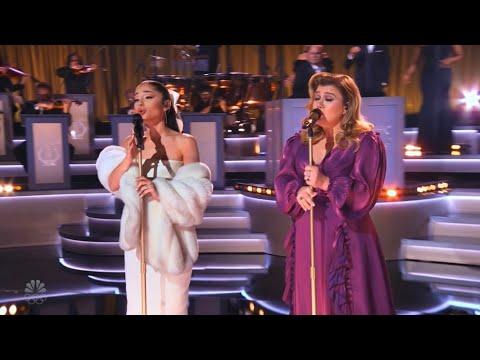 Youtube: Kelly Clarkson & Ariana Grande - Santa, Can’t You Hear Me (Official Live Performance)