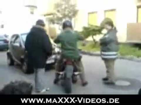 Youtube: Polizist macht unfall auf Frieseirten Roller