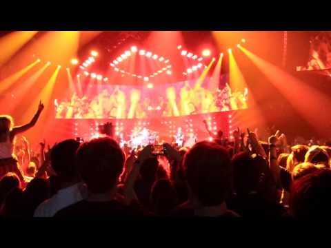 Youtube: Blink-182 - All The Small Things LIVE O2 Arena, London, 20 July 2017