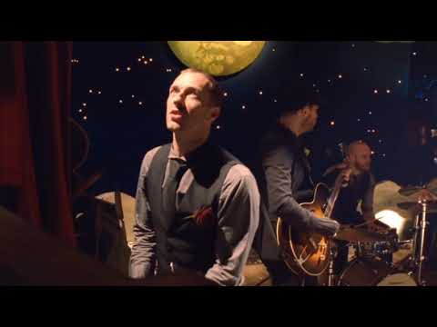 Youtube: Coldplay - Christmas Lights (Official Video)
