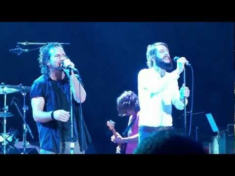 Youtube: Pearl Jam - Hunger Strike w/Ben Bridwell - 5.21.10 New York, NY