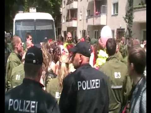 Youtube: Squat Tempelhof - Polizei verhaftet friedliche Mitglieder der Clowns-armee