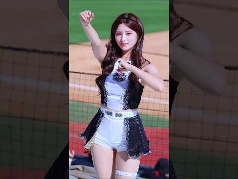 Youtube: 강백호 등장응원+엔딩 💘 심쿵한 살인미소의 아이컨택 김정원 Kim Jung-won 치어리더