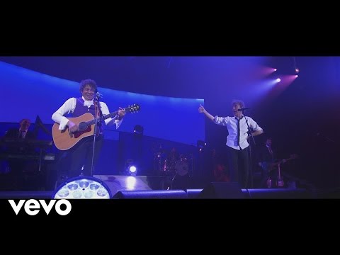 Youtube: Alain Souchon, Laurent Voulzy - Foule sentimentale (Live au Zénith de Paris 2015)