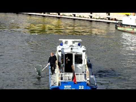 Youtube: Kreuzeangeln in Berlin (1000 Kreuze in die Spree)