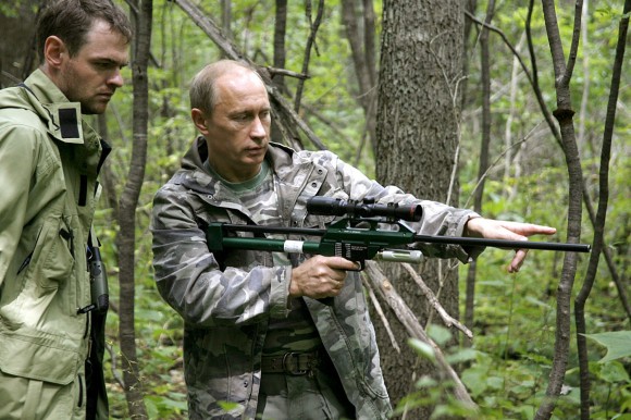 Putin-legt-betsubter-Tigerin-Halsband-mi