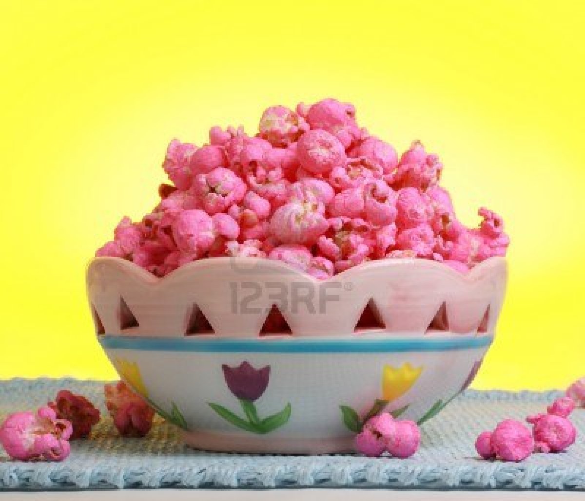 8669334-s-sse-rosa-popcorn-in-einer-phan