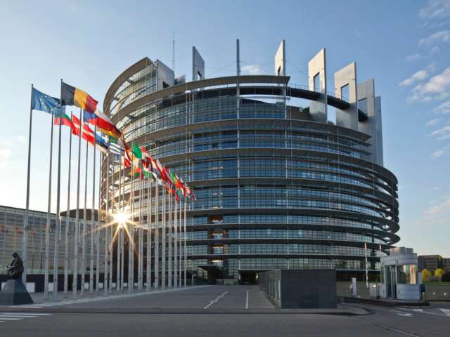 Gebaeude-des-EU-Parlaments-in-Strassburg