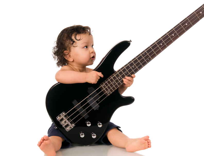 Baby-mit-Gitarre