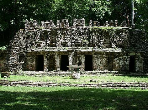 Tourismus-Pyramidenstadt-im-Urwald-Yaxch