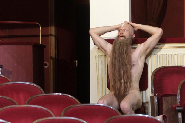 Bilder-Thread Actor-Meyerhoff-performs-on-stage-during