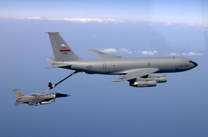 800px-KC135 refueling