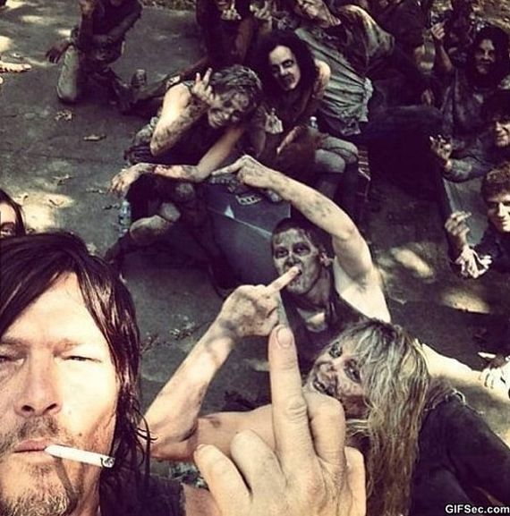 daryl-finger-walking-dead-fans-flying-th