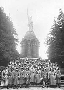 220px-Wehrmachtssoldaten am Hermannsdenk