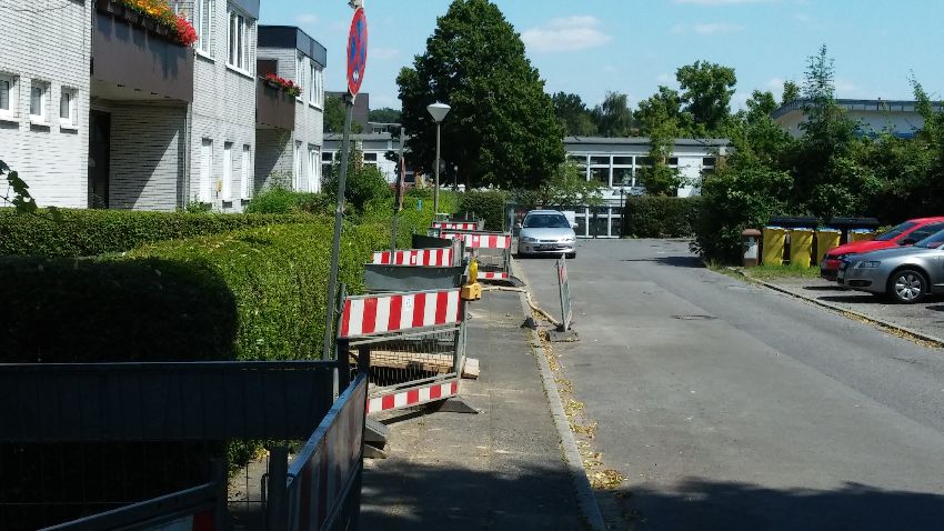 4schule von hinten tor verschlossen both