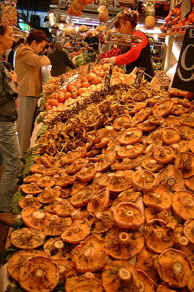 400px-2005-10-29 market stall with Lacta